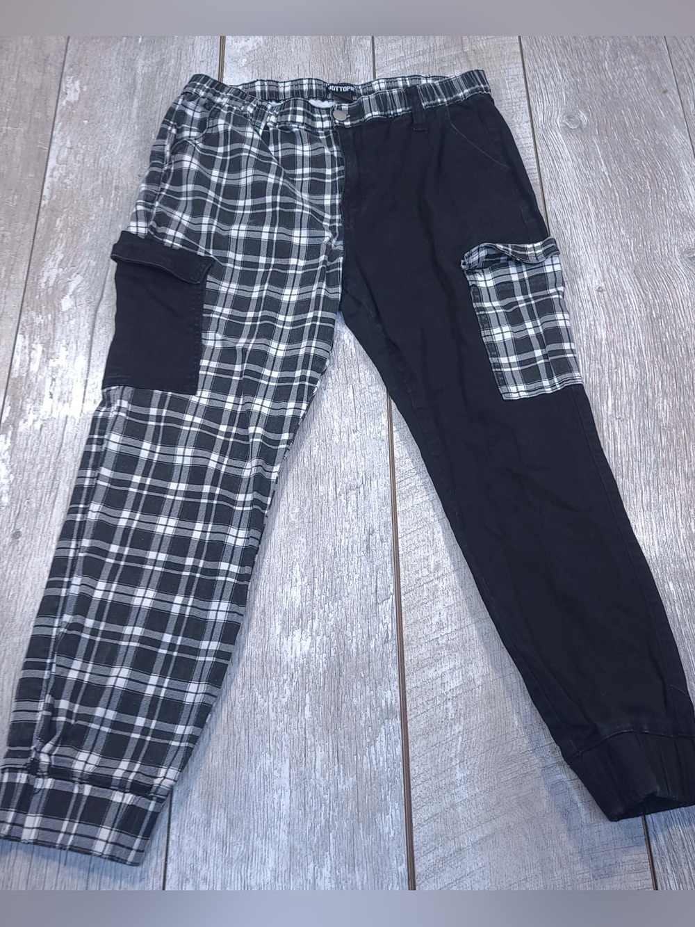 Hot topic women’s xl punk y2k black and half plaid pants. Slim leg Size xl